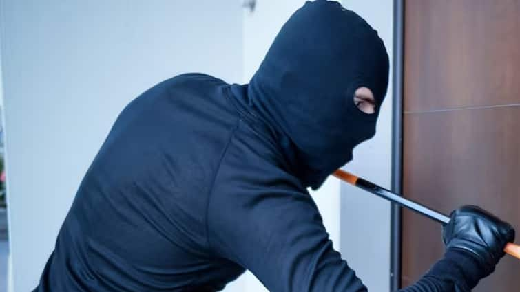 Thief leaves apology note after robbing house in Tamil Nadu vows to return items Viral News: దయచేసి క్షమించండి, ఇల్లు గడవక చోరీ చేస్తున్నాను - అంతా కాజేసి లెటర్‌ వదిలి వెళ్లిన దొంగ