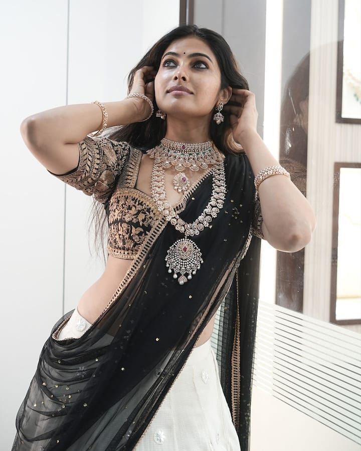 బిగ్ బాస్ బ్యూటీ దివి గ్లామర్ షో గురించి ప్రత్యేకంగా చెప్పుకోవాల్సిన అవసరం లేదు. మోడల్ కా కెరీర్ ఆరంభించి క్యారెక్టర్ ఆర్టిస్టుగా పలు సినిమాల్లో నటించింది. సూపర్ స్టార్ మహేష్ బాబు మహర్షిలో చిన్న పాత్రలో మెరిసిన తర్వాత లైమ్ లైట్ లోకి వచ్చింది. బిగ్ బాస్ షో తర్వాత బాగా పాపులర్ అయింది. అందంతో పాటూ ఆటపాటల్లోనూ ఇరగదీసింది. టైటిల్ గెలవకపోయినా స్మాల్ స్క్రీన్ ప్రేక్షకుల మనసులు గెలుచుకుంది.