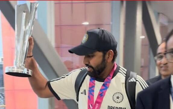 Dhamakedar Swagat In India cricket t20 wc winning indian team lands at delhi airport welcome home champions victory parade Team India Welcome: ઇન્દ્રદેવતાએ કર્યુ વર્લ્ડ ચેમ્પિયનનું સ્વાગત, ટીમ ઇન્ડિયા પર વરસાવ્યા આશીર્વાદ, જુઓ આપણા સ્ટારની પહેલી ઝલક