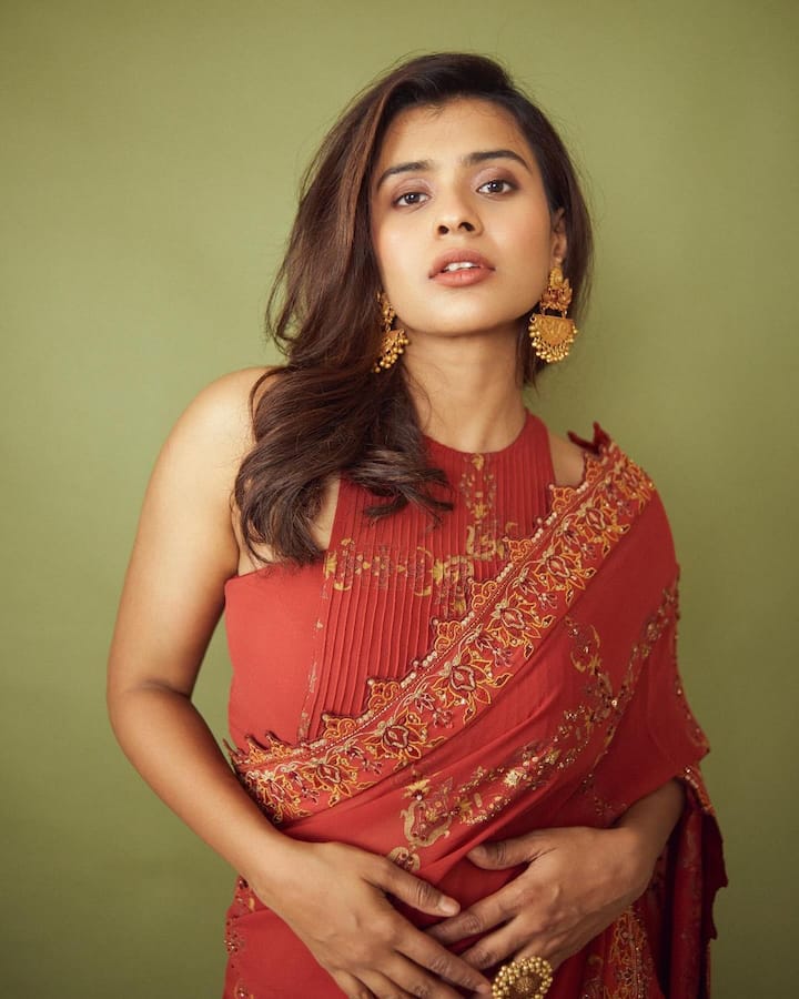 సోషల్ మీడియాతో ట్రెండ్ సెట్ చేస్తున్న బ్యూటీస్ లిస్టులో చేరింది హెబ్బా పటేల్. సినిమాల సంగతేమో కానీ సోషల్ మీడియాలో మాత్రం నిత్యం యాక్టివ్ గా ఉంటోంది. రెగ్యులర్ గా ఫొటోస్ షేర్ చేస్తూ ఫ్యాన్స్ ని అట్రాక్ట్ చేస్తోంది.