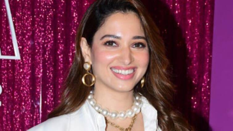 Actress tamannaah bhatia mortgaged her 3 apartments in Mumbai worth 7.84 Crore Tamannaah: ரியல் எஸ்டேடில் முதலீடு செய்யும் பிரபலங்கள்... சொந்த வீட்டை அடமானம் வைத்த தமன்னா