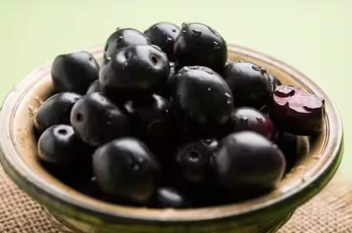 Jamun: Indian Blackberry i.e. Jamun is also very beneficial for diabetic patients. Along with eating this fruit, if its seeds are dried and powdered and eaten on an empty stomach in the morning, it helps in controlling the blood sugar level quickly.