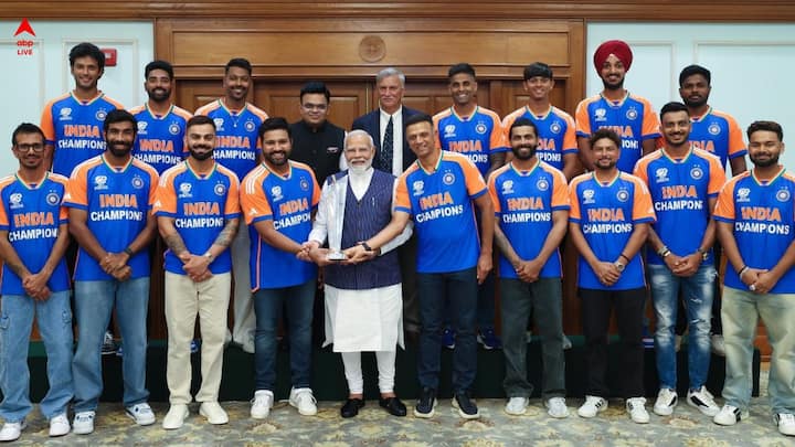 Indian Team meets Narendra Modi: বেলা ১১টা নাগাদ প্রধানমন্ত্রীর বাসভবনে বিশ্বকাপ ট্রফিসহ পৌঁছয় ভারতীয় ক্রিকেট দল।