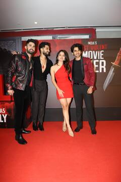 Kill Movie Screening: विक्की कौशल ब्लैक में लगे डैपर तो जाह्नवी ने रेड ड्रेस में दिखाया जलवा, मूवी स्क्रीनिंग पर स्टार्स का दिखा ऐसा अंदाज