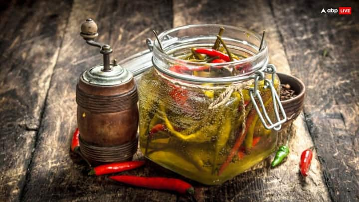 Green Chilli Pickle: अगर आप भी खाने के स्वाद को दोगुना करना चाहते हैं, तो घर पर इस रेसिपी को फॉलो कर कम समय में मिर्च का अचार तैयार कर सकते हैं. इसे बनाने का तरीका बहुत आसान होता है.