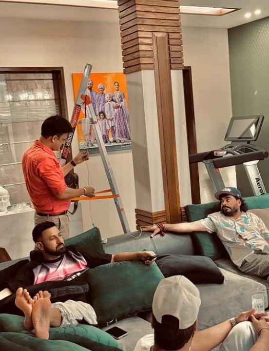 ਇਨ੍ਹਾਂ ਤਸਵੀਰਾਂ ਵਿੱਚ ਗਿੱਪੀ ਦੇ ਹੱਥ ਉੱਪਰ ਡਰਿੱਪ ਲੱਗੀ ਨਜ਼ਰ ਆ ਰਹੀ ਹੈ। ਦਰਅਸਲ, ਇਹ ਤਸਵੀਰਾਂ ਗਿੱਪੀ ਨੇ ਮਜ਼ਾਕੀਆ ਅੰਦਾਜ਼ 'ਚ ਸ਼ੇਅਰ ਕੀਤੀਆਂ ਹਨ। ਇਨ੍ਹਾਂ ਤਸਵੀਰਾਂ ਨੂੰ ਕੈਪਸ਼ਨ ਦਿੰਦੇ ਹੋਏ ਅਦਾਕਾਰ ਨੇ ਲਿਖਿਆ, ਦੇਖੋ ਕਿਸ ਚੀਜ਼ ਦੀ ਕਮੀ ਪੂਰੀ ਕੀਤੀ ਜਾ ਰਹੀ ਹੈ, Check all pics…😜 #vitamins update...