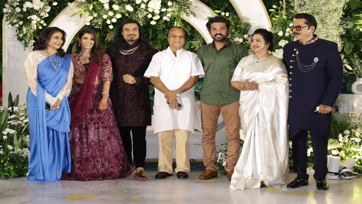 Varalaxmi Reception Photos: அரசியல் தலைவர்கள் முதல் திரைத்துறையினர் வரை.. வரலட்சுமி வரவேற்பு நிகழ்ச்சி க்ளிக்ஸ்!