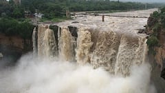 52 मीटर उंचीचा निसर्गरम्य 'गोकाक धबधबा' प्रवाही; पर्यटकांची गर्दी, असं पोहचा