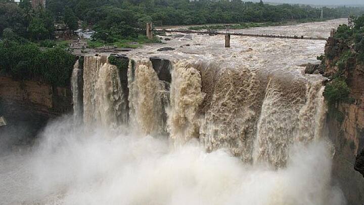 पावसाळ्यामुळे अनेक निसर्गरम्य ठिकाणी पर्यटकांची गर्दी पाहायला मिळत आहे. त्यातच, महाराष्ट्रातील धबधब्याची ठिकाणं असलेल्या स्थळांना पर्यटक भेटी देत आहेत.