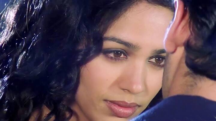 मालिनी शर्मा फिल्मों में आने से पहले एक मॉडल थीं.जिन्होंने की म्यूजिक वीडियोज में भी काम किया था. एक्ट्रेस की शादी साल 1997 में मॉडल और एक्टर प्रियांशु चटर्जी से हुई थी.