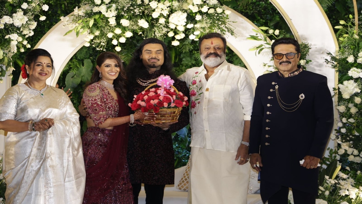 Varalaxmi Reception Photos: அரசியல் தலைவர்கள் முதல் திரைத்துறையினர் வரை.. வரலட்சுமி வரவேற்பு நிகழ்ச்சி க்ளிக்ஸ்!