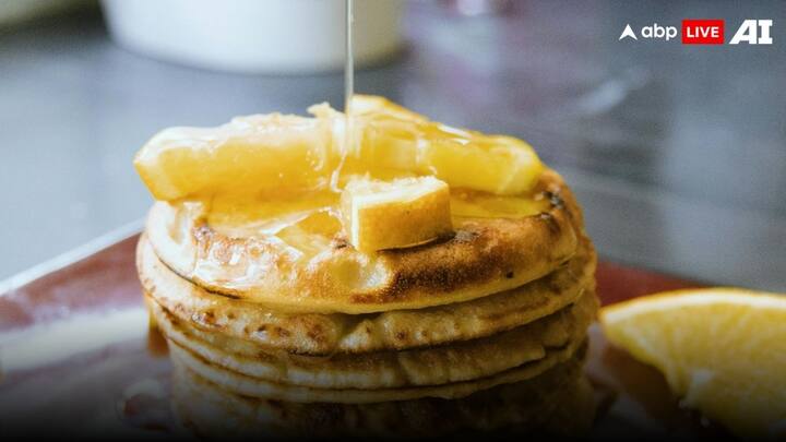 सबसे पहले बटर से उसके रैपर को उतार लीजिए और उसकी पतली-पतली स्ट्रिप काट लें. अब इन पट्टियों को बटर पर लपेट दें और बटर को पतली-पतली पट्टियों में काट दें. इससे रैपर बटर पर अच्छी तरह लिपट जाएगा और बटर खराब नहीं होगा.