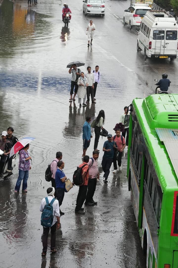 आईएमडी ने गुरुवार को दिल्ली में बारिश होने की चेतावनी जारी की है.