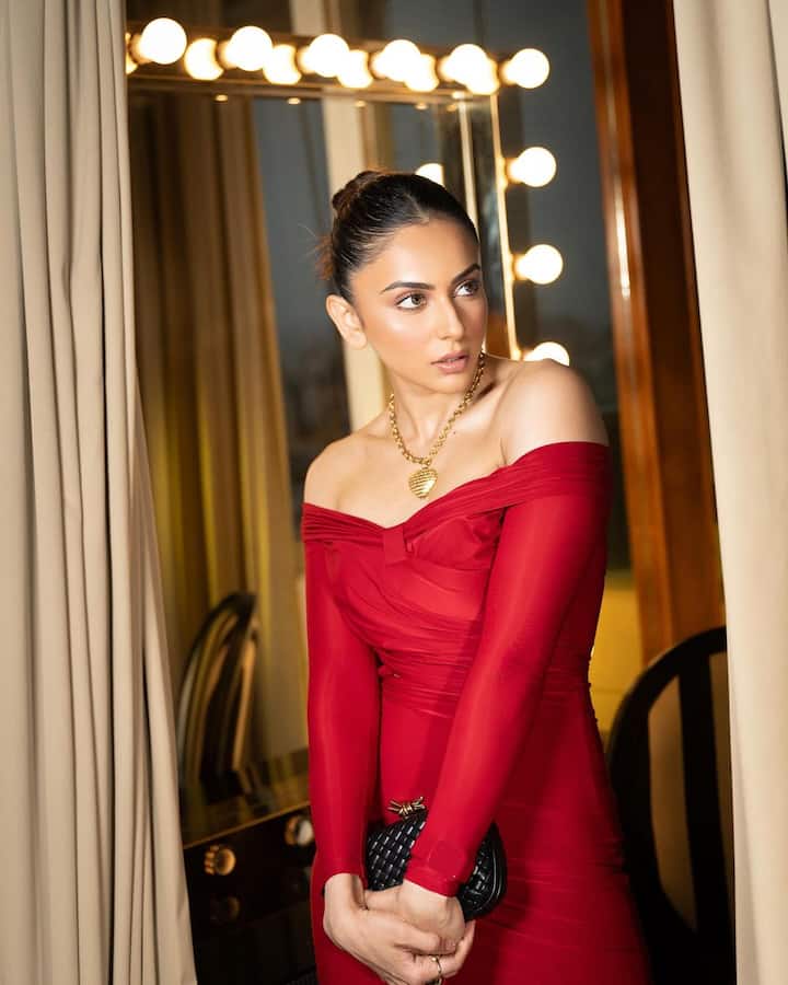హీరోయిన్ రకుల్ ప్రీత్ రెడ్ కలర్ డ్రెస్లో ఫోటోషూట్ చేసింది. హాఫ్ షోల్డర్ డ్రెస్లో రకుల్ చాలా అందంగా కనిపిస్తుంది. (Image Source : Instagram/Rakul Preet Singh)