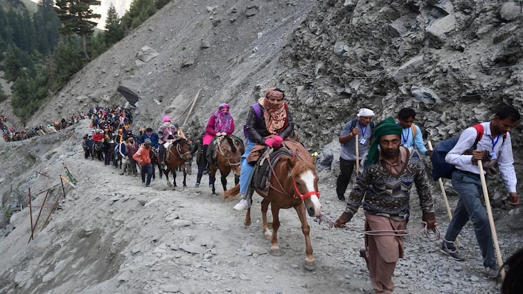 Punjab Police enhances security level in Pathankot in view of Amarnath Yatra Amarnath Yatra: ਅਮਰਨਾਥ ਯਾਤਰਾ ਲਈ ਪੰਜਾਬ ਪੁਲਿਸ ਐਕਟਿਵ; ਸਨਾਈਪਰ, SOG, ਕਮਾਂਡੋ, ਡਰੋਨ ਕੀਤੇ ਤਾਇਨਾਤ, ਦੇਖੋ ਹੋ ਕੀ ਕੀ ਤਿਆਰੀਆਂ 