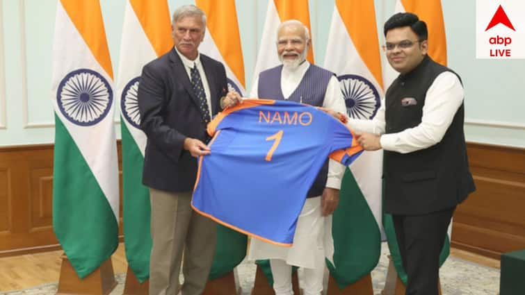 bcci roger binny jay shah gift namo1 indian jersey to prime minister Narendra modi BCCI Gift to Modi: বিশ্বজয়ী ভারতীয় দলের জার্সি উপহার পেলেন প্রধানমন্ত্রী, বিশেষ জার্সিতে কী লেখা?