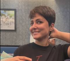 Hina khan: ब्रेस्ट कॅन्सरवर उपचार घेत असलेल्या हिना खानने केस कापले, मुलीला वेदना होत असल्याचे पाहून आईला अश्रू अनावर