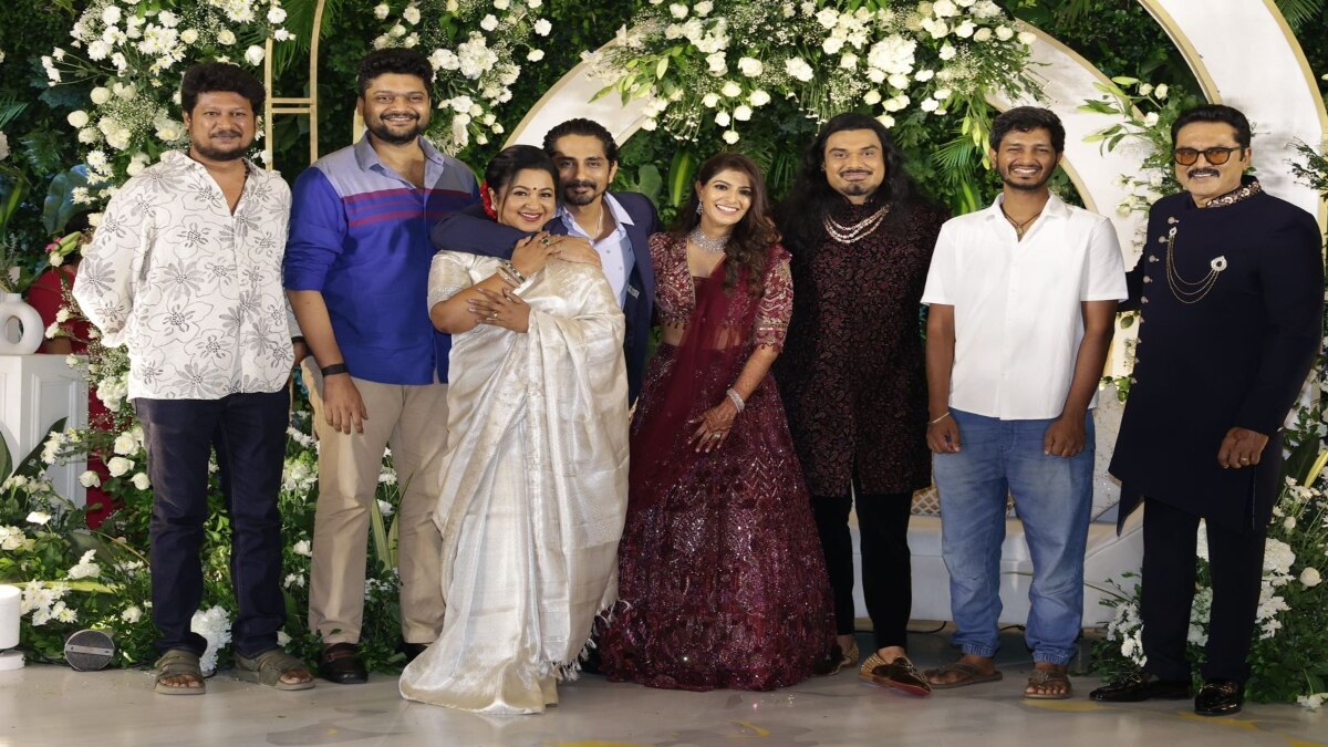 Varalaxmi Reception Photos: அரசியல் தலைவர்கள் முதல் திரைத்துறையினர் வரை.. வரலட்சுமி வரவேற்பு நிகழ்ச்சி க்ளிக்ஸ்!