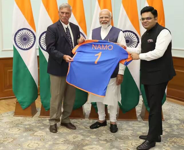 Team India Meeting With PM Modi: ભારતીય ક્રિકેટ ટીમે વર્લ્ડ કપ જીત્યા બાદ વડાપ્રધાન નરેન્દ્ર મોદી સાથે મુલાકાત કરી હતી.  આ દરમિયાન ભારતીય ટીમે પીએમ મોદીને જર્સી આપી હતી.