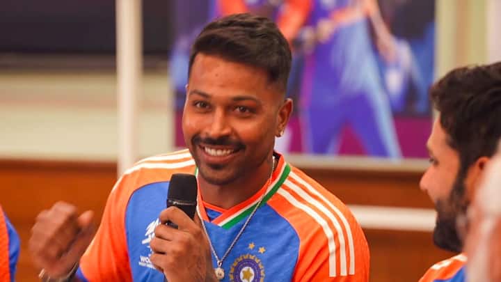 কোহলি, রোহিতরা প্রায় ঘণ্টা দু'য়েক প্রধানমন্ত্রীর বাসভবনে উপস্থিত ছিলেন। নরেন্দ্র মোদি এবং তারকা ক্রিকেটাররা সকলেই এই সাক্ষাৎ উপভোগ করেছেন, তা তাঁদের হাসিমুখ দেখলেই বোঝা যায়।