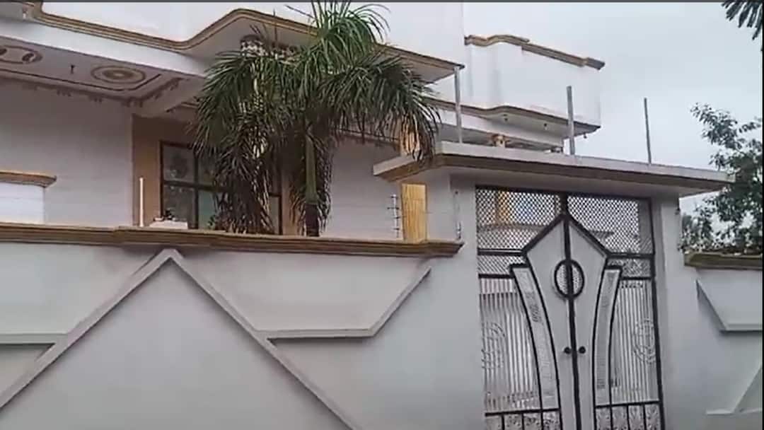 करोड़ों की संपत्ति का मालिक है सूरज पाल सिंह उर्फ भोले बाबा, यूपी के इस शहर में है आलीशान आश्रम Hathras Stampede case accused suraj pal singh alias bhole Ashram in Sambhal ann करोड़ों की संपत्ति का मालिक है सूरज पाल सिंह उर्फ भोले बाबा, यूपी के इस शहर में है आलीशान आश्रम