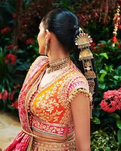 Radhika-Anant Wedding: 'मामेरू' में राधिका मर्चेंट ने पहनी अपनी मां की जूलरी, लहंगा भी ऐसा की नहीं हटेगी नजर