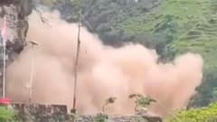पिथौरागढ़ में भरभराकर खिसक गया पहाड़, भूस्खलन का Video वायरल