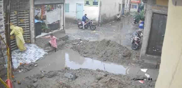 अगर आप इंदौर में रहते हैं, तो नगर निगम के भरोसे बिल्कुल ना रहें. इसकी वजह यह है कि इंदौर नगर निगम के अफसरों को सिर्फ बजट और ठेकेदारों से मतलब रखते हैं. उन्हें इस बात से कोई मतलब नहीं है कि शहर की जनता का हाल कैसा है.विकास के नाम पर जब और जहां चाहते हैं गड्ढा खोद कर छोड़ देते हैं.बारिश के मौसम में इन गड्ढ़ों में पानी भर जाता है. इस तरह का नजारा हालिया दिनों में कई जगहों पर देखने को मिल रहा है.