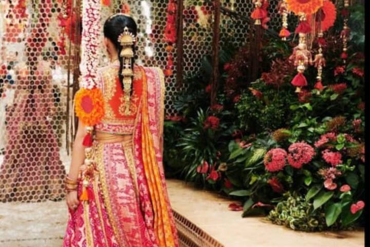 आप इस लहंगे के साथ सिल्क स्टाइल में चोटी को गूंथकर बांध सकती हैं.