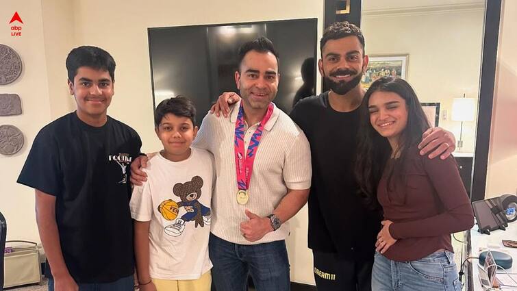 virat kohli meets family at delhi hotel after t20 world cup 2024 win Virat Kohli: রাজধানীতে বিরাট-সাক্ষাৎ, বিশ্বজয়ীর সঙ্গে দাদা করলেন দাদা বিকাশ, বোন ভাবনারা