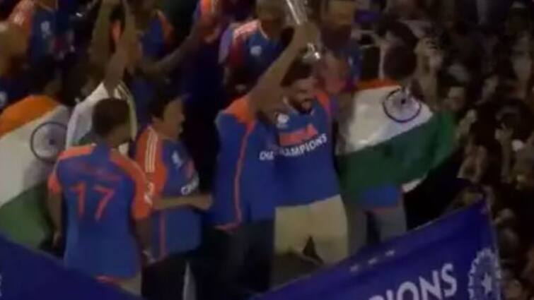 Rohit Sharma Virat Kohli Lift ICC Mens T20 World Cup 2024 Viral Video Team India Victory Parade Marine Drine  Open Bus Roadshow Rohit Sharma, Virat Kohli Lift T20 World Cup Together Amid Loud Cheers From Fans During Team India's Open-Bus Roadshow- WATCH VIRAL VIDEO