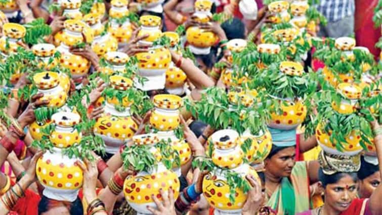 Bonalu Festival 2024 History Rituals Importance and Significance Of The Telangana Bonalu Festival Bonalu Festival 2024 : వందల ఏళ్లుగా జరుగుతున్న సంబురం.. ప్రకృతికి కృతజ్ఞతా పూర్వకంగా సమర్పించే బోనం!