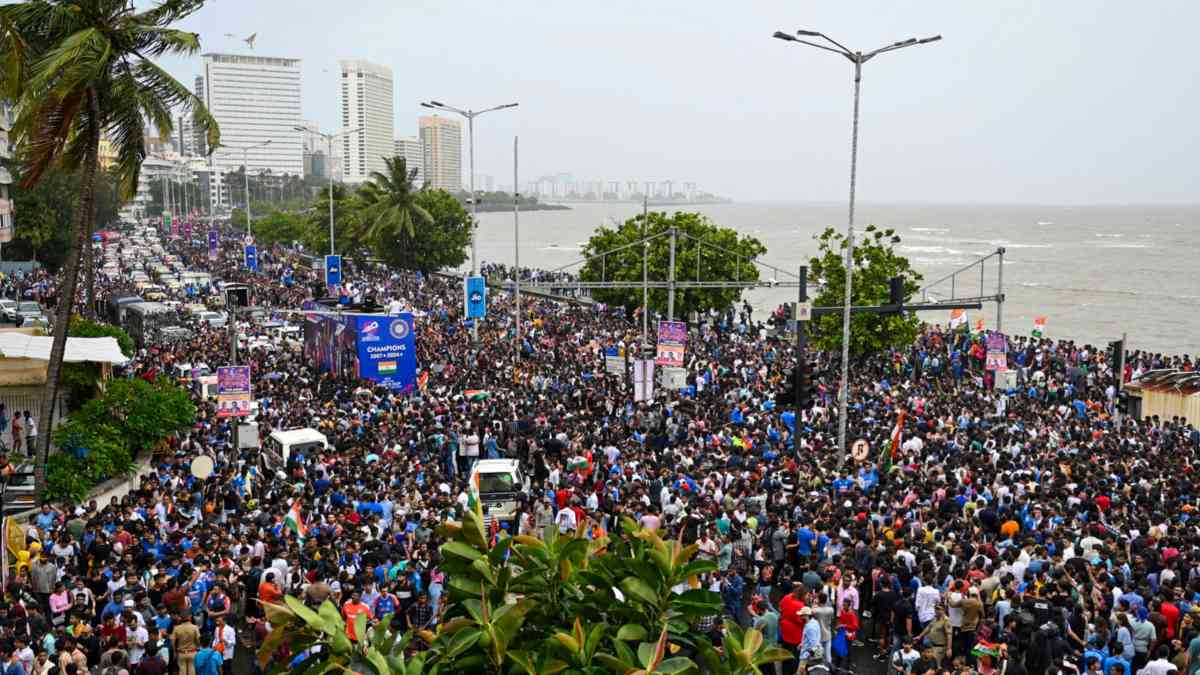 Team India Victory Parade LIVE: कड़ी सुरक्षा के बीच एयरपोर्ट से निकली टीम इंडिया, मुंबई में फैंस का सैलाब