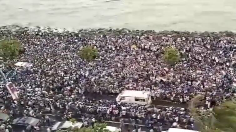 Team India Victory Parade Cricket fans Gathered at Marine Drive Make Way For Ambulance - Watch Team India Victory Parade: உலகக் கோப்பை வெற்றி பேரணி.. இடையே வந்த ஆம்புலன்ஸ்.. ரசிகர்கள் செய்த நெகிழ்ச்சி செயல்!