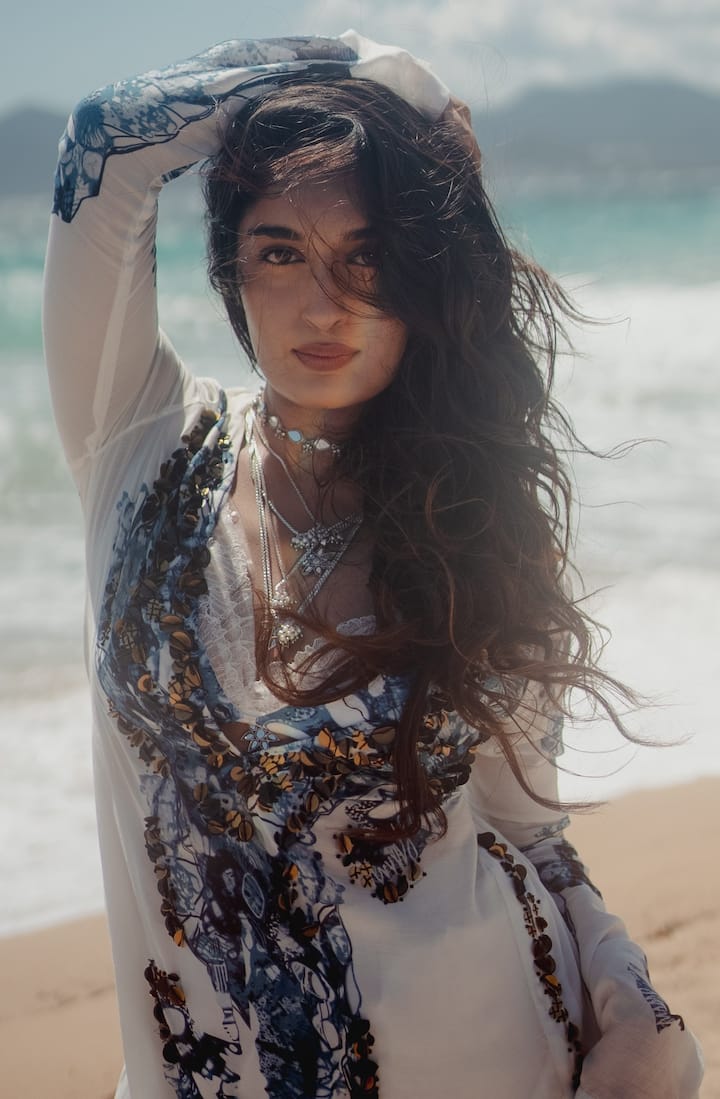 నిహారికా ఎన్ఎమ్... సోషల్ మీడియాలో చాలా పాపులర్. తనదైన శైలిలో వీడియోలు చేస్తూ... కంటెంట్ క్రియేటర్‌గా పాపులర్ అయ్యింది. అడివి శేష్ 'మేజర్' మూవీ ప్రమోషన్ సమయంలో మహేష్ బాబుతో ప్రమోషనల్ వీడియో చేసింది. యశ్ 'కెజిఎఫ్'కూ, ఇంకా పలువురు అగ్ర హీరోలతో వీడియోస్ చేసింది. ఇప్పుడీ అమ్మాయి తెలుగు తెరకు కథానాయికగా పరిచయం కానుంది. ప్రముఖ నిర్మాణ సంస్థ గీతా ఆర్ట్స్ నిర్మించే సినిమాతో వెండితెరపై అడుగు పెట్టబోతోంది. 