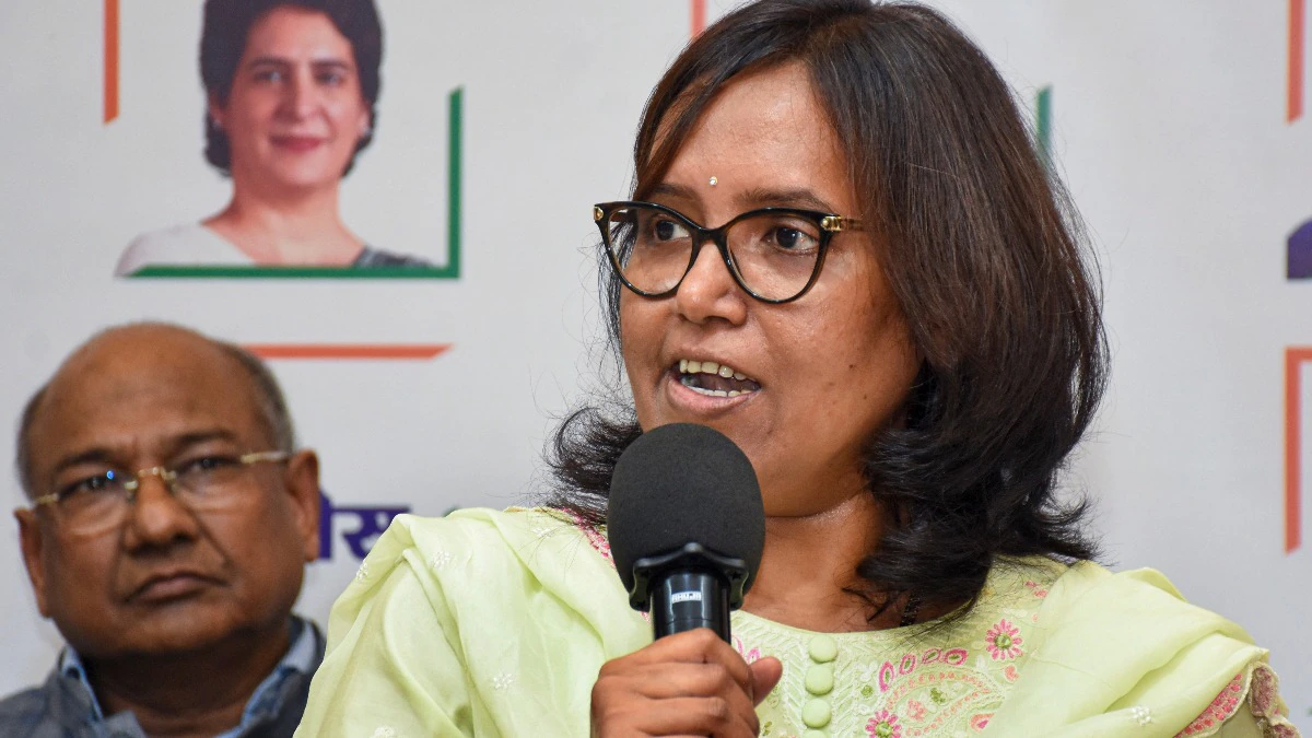 Varsha Gaikwad : महाराष्ट्रातील मतदारच सत्तांतर करतील, प्रकाश आंबेडकरांनी आमच्यासोबत यावं; वर्षा गायकवाडांचे आवाहन