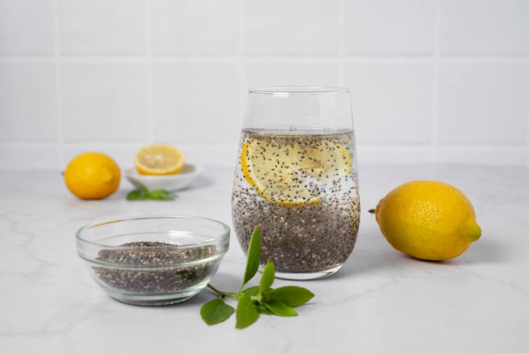 lemon chia seeds anti inflammatory properties ખાલી પેટ લીંબુના પાણી સાથે ચિયા સીડ્સ મિક્સ કરીને પીઓ, અઠવાડિયામાં શરીરમાં દેખાવા લાગશે ફેરફાર