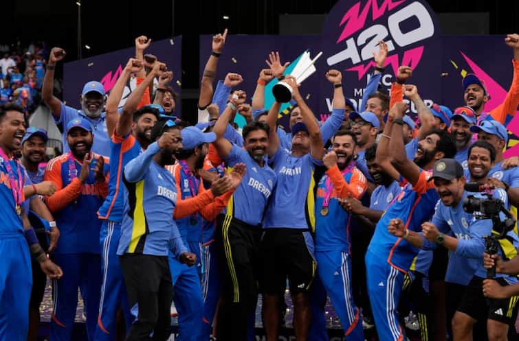 indian-cricket-team-reached-delhi-airport-from-barbados-west-indies-after-t20-world-cup Indian Cricket Team: ਟਰਾਫੀ ਨਾਲ ਭਾਰਤ ਪਹੁੰਚੀ ਭਾਰਤੀ ਟੀਮ, ਏਅਰਪੋਰਟ 'ਤੇ ਹੋਇਆ ਸ਼ਾਨਦਾਰ ਸਵਾਗਤ