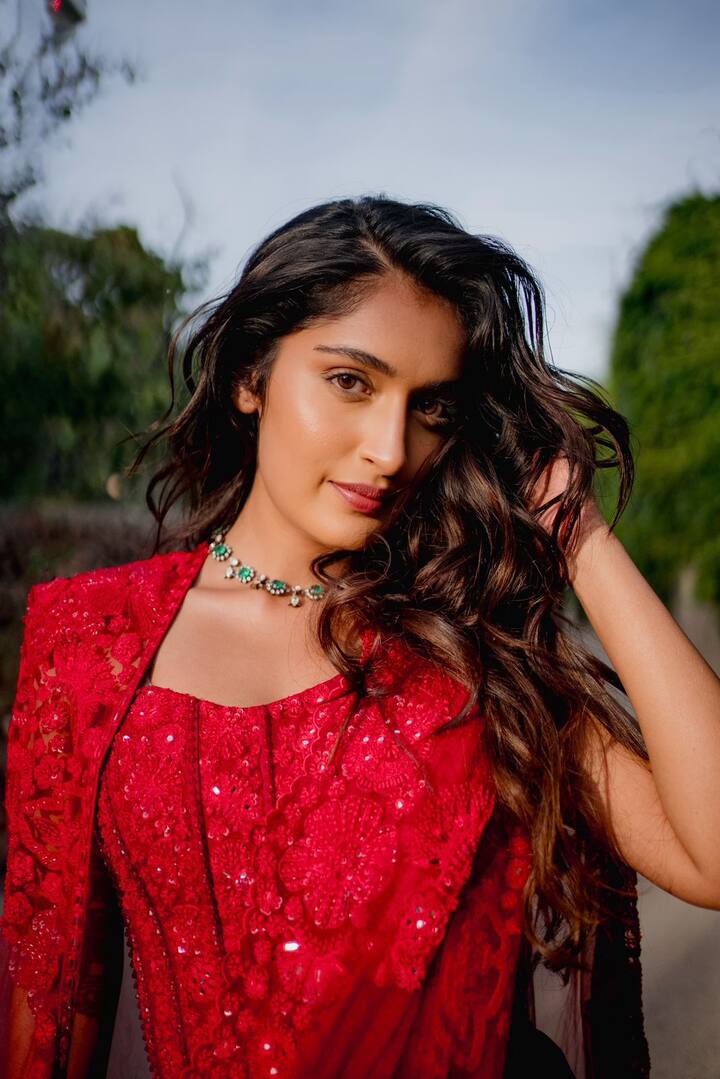 నిహారిక ఎన్ఎమ్ పుట్టినరోజు (జూలై 4) సందర్భంగా ఆమెను వెండితెరకు పరిచయం చేస్తున్నట్టు గీతా ఆర్ట్స్ సంస్థ పేర్కొంది. తెలుగు చలన చిత్ర పరిశ్రమలోకి ఆమెకు స్వాగతం పలికింది.