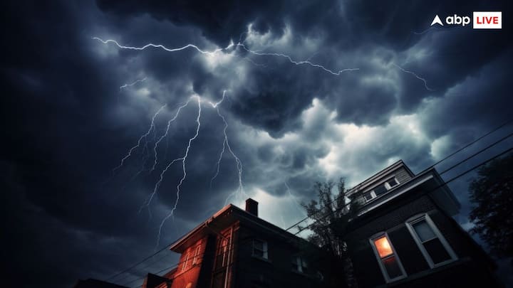 आपने अक्सर बारिश के मौसम में बिजली चमकते हुए और बादलों को गरजते हुए सुना होगा, लेकिन क्या कभी सोचा है कि पहले बिजली चमकती है या फिर बादल गरजते हैं?