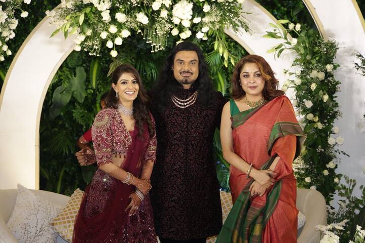 एक्ट्रेस राम्या कृष्णन भी वरलक्ष्मी शरतकुमार और निकोलाई सचदेव के वेडिंग रिसेप्शन का हिस्सा बनीं. इस दौरान उन्हें ऑरेंज कलर की साड़ी में देखा गया.