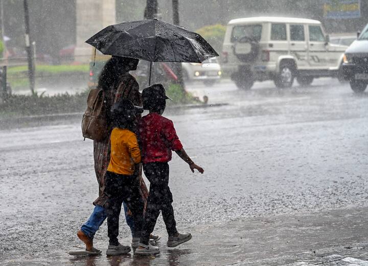 এদিকে মৌসুমী অক্ষরেখার পাশাপাশি বাংলাদেশের উপর থাকা ঘূর্ণাবর্ত ঘনীভূত হয়ে বঙ্গোপসাগরের দিকে এগোচ্ছে। এর প্রভাবেই রাজ্যজুড়ে মেঘলা আকাশ ও বৃষ্টির পূর্বাভাস।