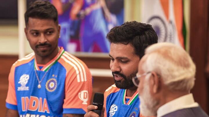 প্রধানমন্ত্রী বাসভবন থেকে বের হওয়ার খানিক পরেই বিমানবন্দরের উদ্দেশে রওনা দেয় টিম ইন্ডিয়া। সেখান থেকেই টিম ইন্ডিয়া মুম্বইয়ে নামবে।