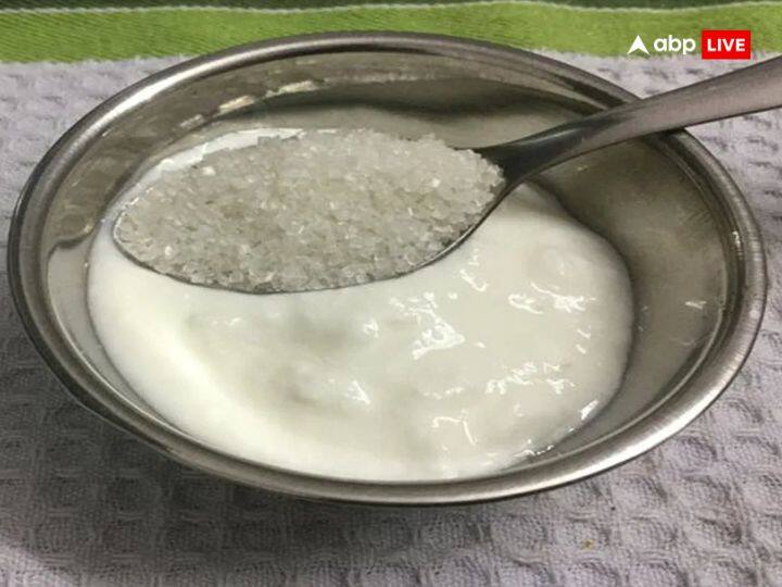 जब हम किसी खास काम के लिए घर से बाहर जाते हैं. जैसे यात्रा पर जाने, परीक्षा या इंटरव्यू आदि के लिए जाने से पहले घर वाले दही-चीनी खाकर जाने की सलाह देते हैं.