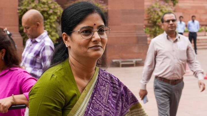 यूपी में 69 हजार शिक्षकों को लेकर जो मामला फंसा हुआ है, इसको लेकर अनुप्रिया पटेल ने अपनी मीटिंग में आवाज बुलंद कर ली है. उन्होंने पीएम मोदी के द्वारा ओबीसी के लिए उठाए गए कदमों को खूब सराहा, लेकिन उत्तर प्रदेश को लेकर उन्होंने कहा कि हम 69 हजार शिक्षकों की समस्या को नहीं हल कर पाए इसलिए उत्तर प्रदेश में बड़ा नुकसान हुआ है.