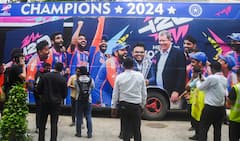 Team India : विश्वविजेती टीम इंडिया मुंबईत, स्वागतासाठी मरीन ड्राईव्हवर चाहत्यांची गर्दी