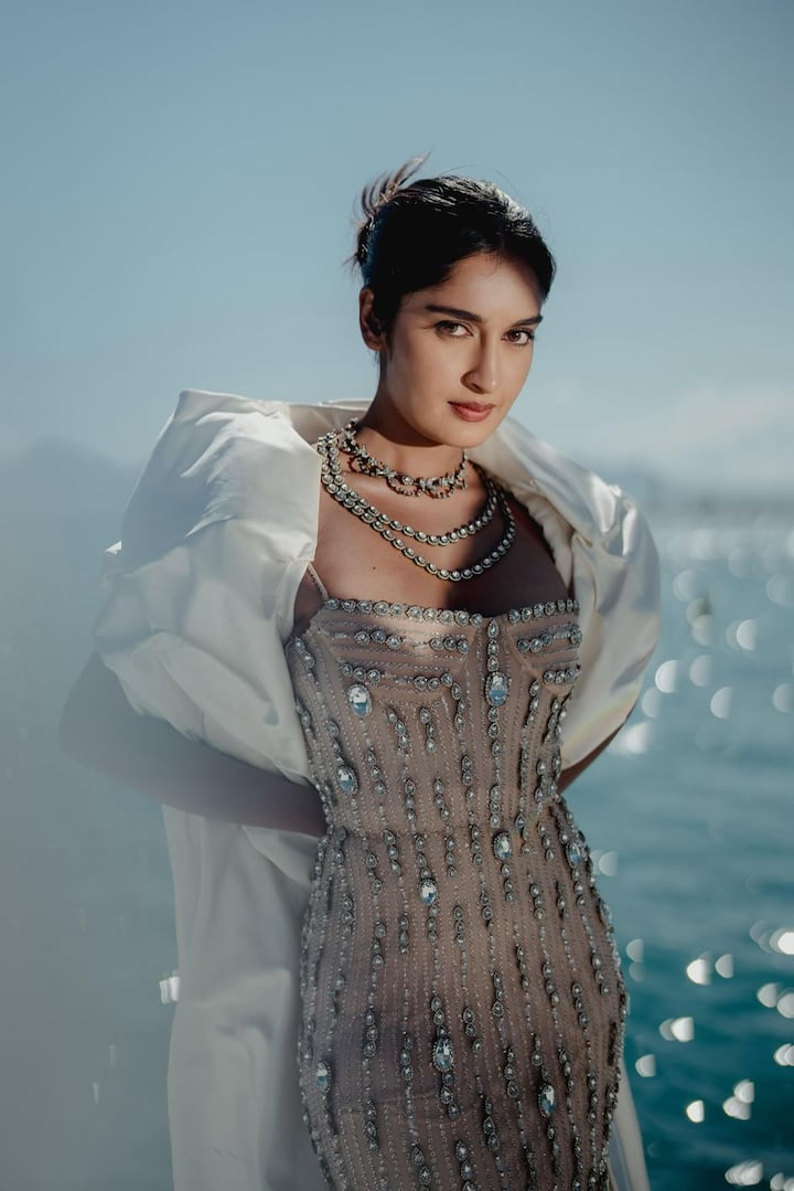 నిహారిక అంటే తెలుగు ప్రేక్షకులకు మెగా డాటర్, నాగబాబు కుమార్తె నిహారిక కొణిదెల గుర్తుకు వస్తుంది. కానీ, ఈ అమ్మాయి పేరు కూడా నిహారికే. అన్నట్టు మెగా ఫ్యామిలీ నిహారికకు ఫ్రెండ్. చెన్నైలో జన్మించిన నిహారిక ఎన్ఎమ్ బెంగళూరులో పెరిగింది.