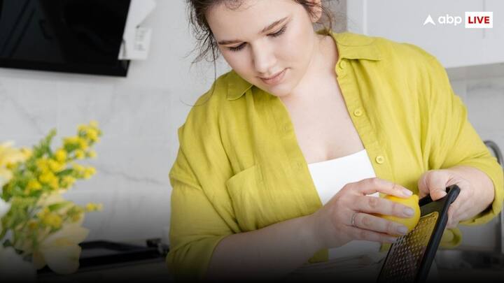 अगर ग्रेटर गंदा रह गया है तो उसे किसी ब्रश या स्पंज की मदद से साफ कर सकती हैं. इस दौरान स्क्रब को हल्के हाथ से ग्रेटर पर घुमाएं, वरना चोट लगने का डर रहता है.