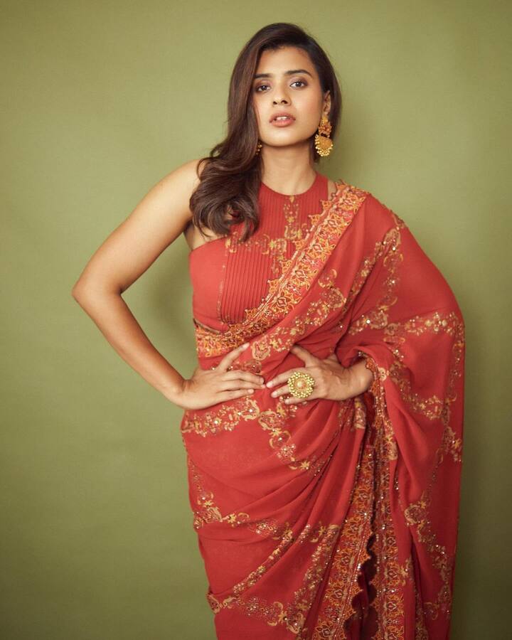 కుమారి 21ఎఫ్ సినిమాతో తెలుగు ఇండస్ట్రీలో అడుగుపెట్టిన హెబ్బా..ఫస్ట్ మూవీతోనే హాట్ ఇమేజ్ సొంతం చేసుకుంది. ఆ తర్వాత వరుస ఆఫర్స్ వచ్చాయి కానీ ఆ రేంజ్ హిట్ మళ్లీ పడలేదు