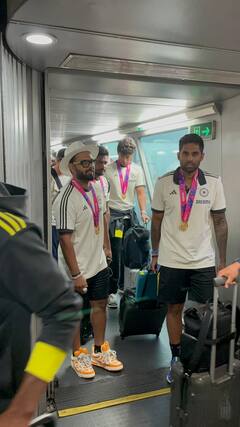 Photos: चैंपियन बनकर वतन लौटी टीम इंडिया, रोहित शर्मा के हाथ में नज़र आई चमचमाती ट्रॉफी; देखें तस्वीरें